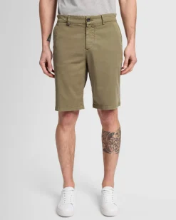 Weightless Chino Short in Moss