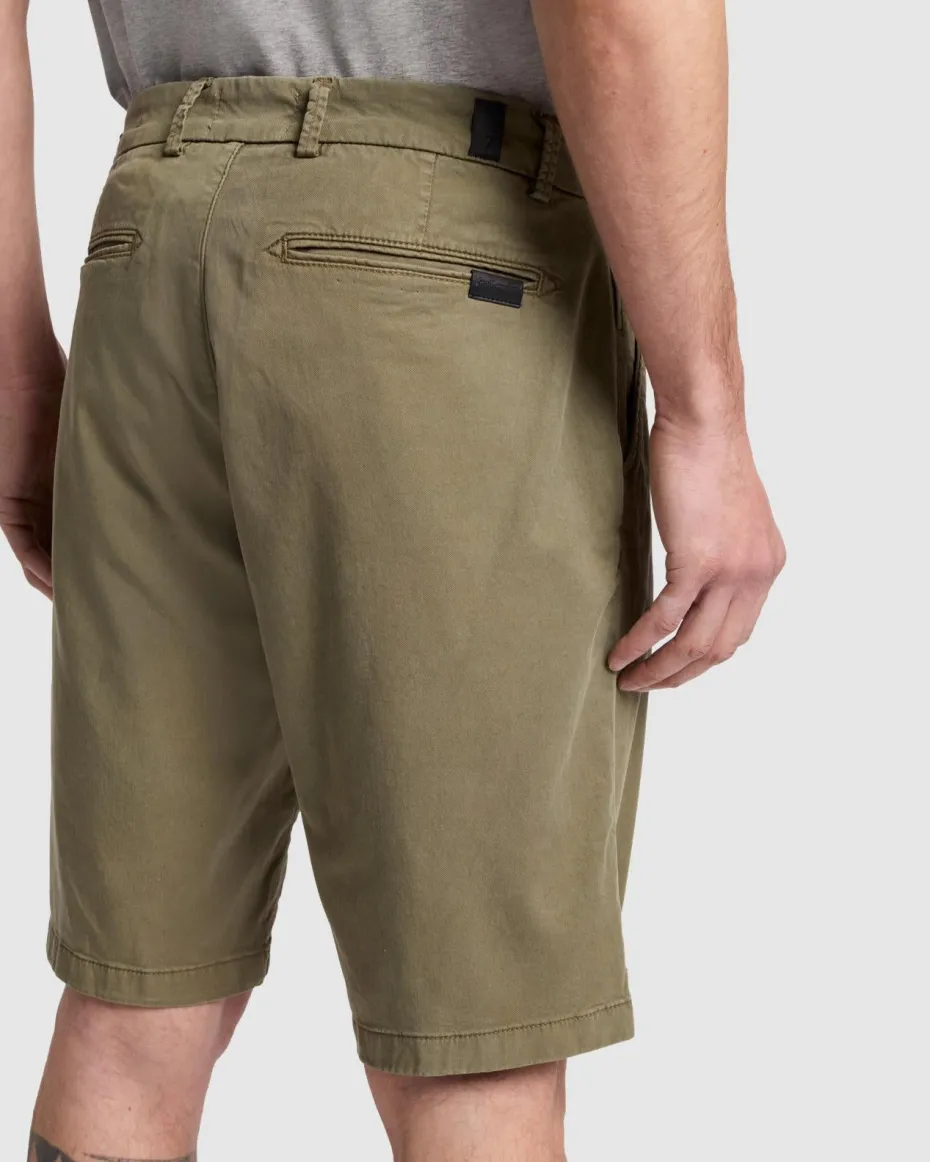 Weightless Chino Short in Moss